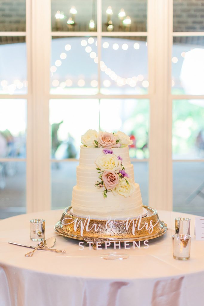 Wedding cake at the Oaks at Salem in Apex captured by Tierney Riggs Photography